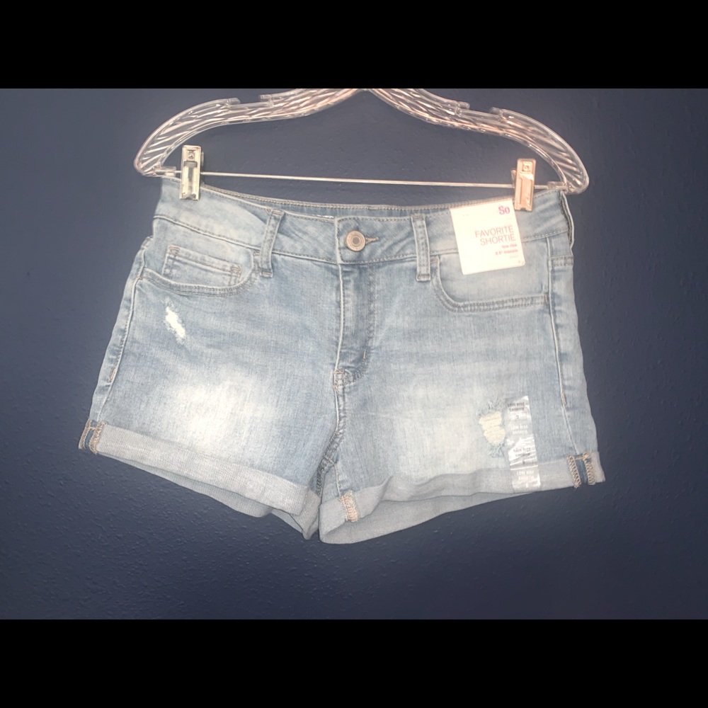 Cute low rise jean shorts with rips!